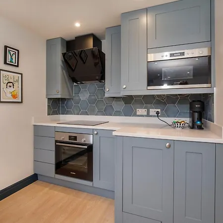 Spen Lane Apartments, Centre