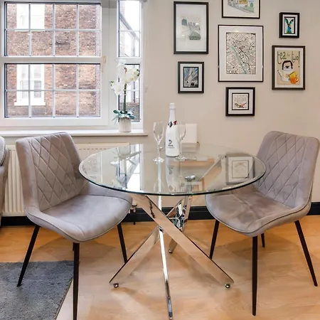 Spen Lane Apartments, Centre