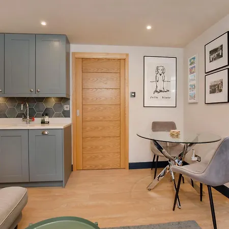 Spen Lane Apartments, Centre