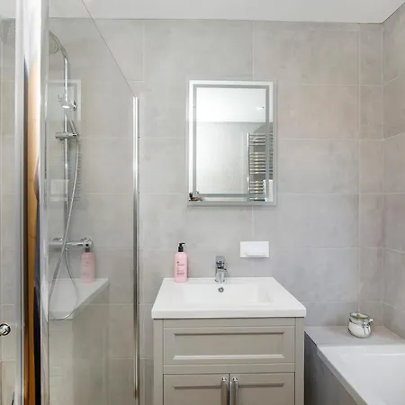 Spen Lane Apartments, Centre *