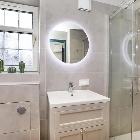 Spen Lane Apartments, Centre