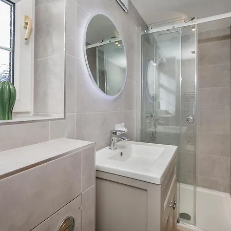 Spen Lane Apartments, Centre Apartment *