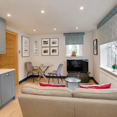 Spen Lane Apartments, Centre Apartment *